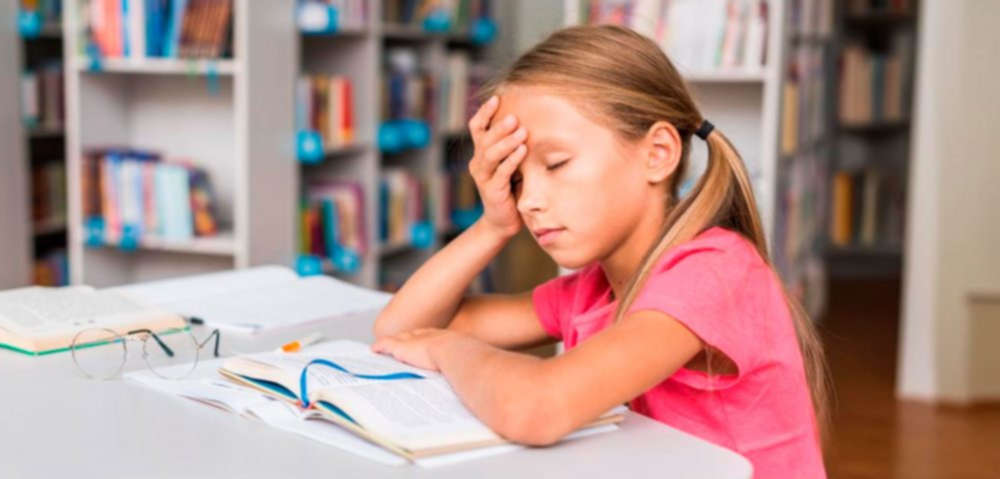 Почему ребёнок "теряет" объект при движении